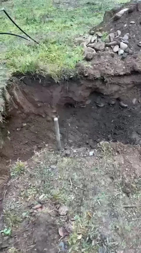 Capătul coloanei unui puț forat, în groapa pregătită pentru cămin